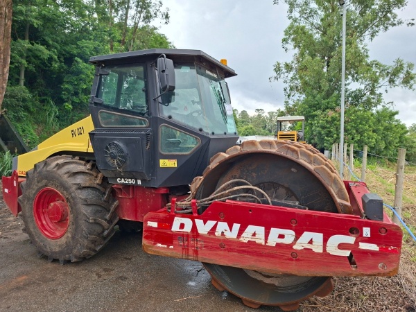 Rolo Compactador Dynapac CA250 PD ano 2012