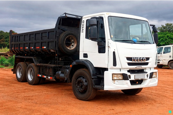 Caminhão Iveco TECTOR 240E28 ano 2014