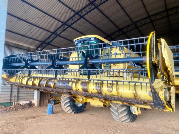 Colheitadeira New Holland TC 59 ano 2004