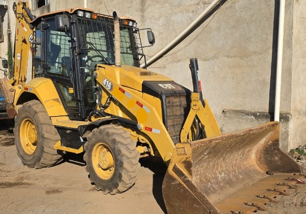 Retroescavadeira Caterpillar 416 ano 2022