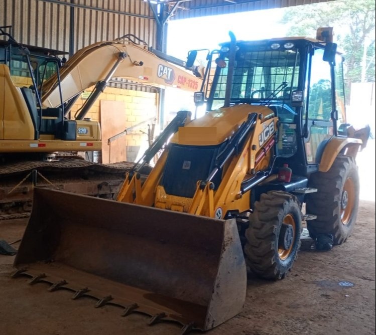 Retroescavadeira JCB 3CX ano 2023