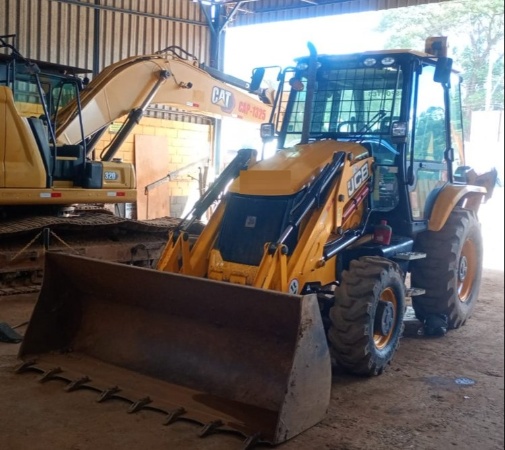 Retroescavadeira JCB 3CX ano 2023
