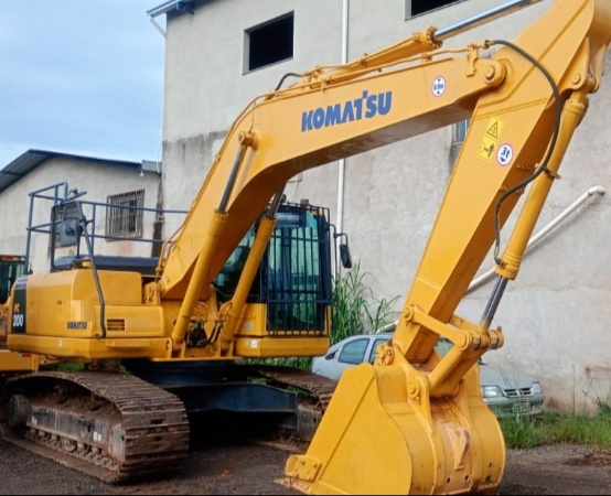 Escavadeira Komatsu PC200 ano 2013
