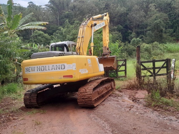 Escavadeira New Holland E215 ano 2009