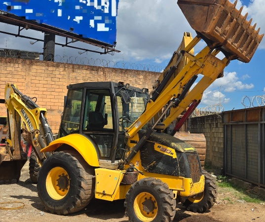 Retroescavadeira New Holland B90B ano 2015