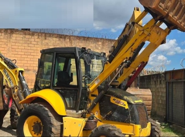 Retroescavadeira New Holland B90B ano 2015