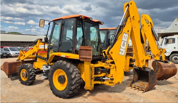 Retroescavadeira JCB 3CX ano 2020