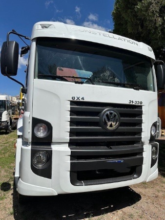 Caminhão Volkswagen 31-330 E Constellation 6x4 2p (Diesel)(E5) ano 2014