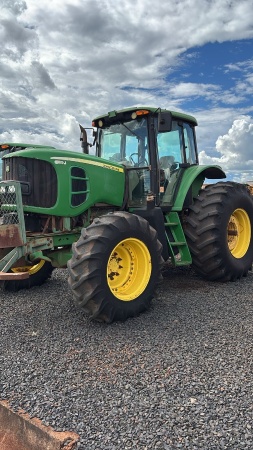 Trator John Deere 6180J ano 2015