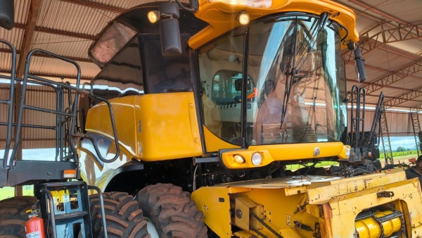 Colheitadeira New Holland CR 9060 ano 2014