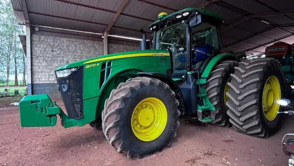 Trator John Deere 8270R ano 2013