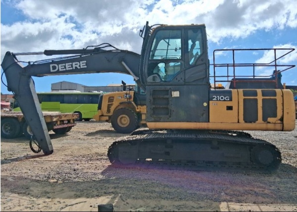 Escavadeira John Deere 210G ano 2018