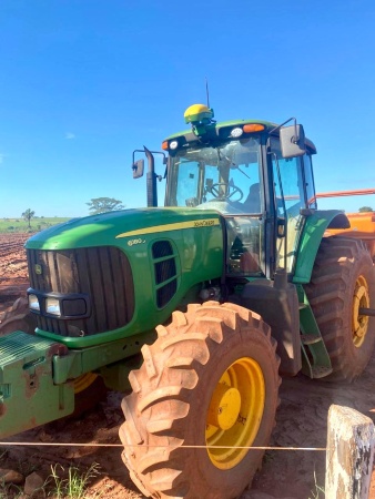 Trator John Deere 6180J ano 2013