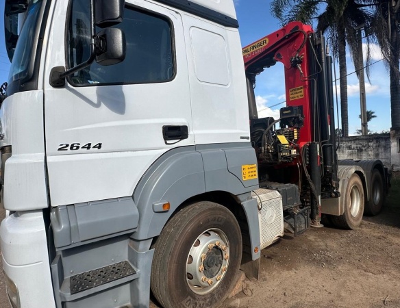 Caminhão Mercedes Benz Axor 2644 ano 2016