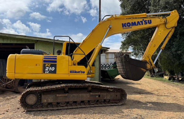 Escavadeira Komatsu PC210 ano 2022