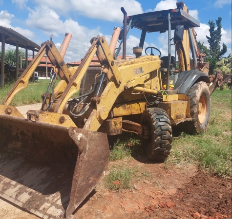 Retroescavadeira Case 580 L ano 1999