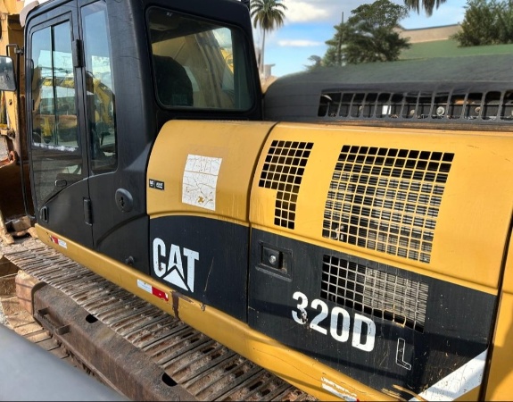 Escavadeira Caterpillar 320DL ano 2011