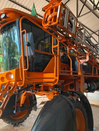 Pulverizador Autopropelido Jacto Uniport 2000 Plus ano 2014