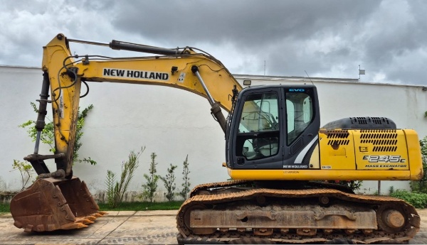 Escavadeira New Holland E245C EVO ano 2016