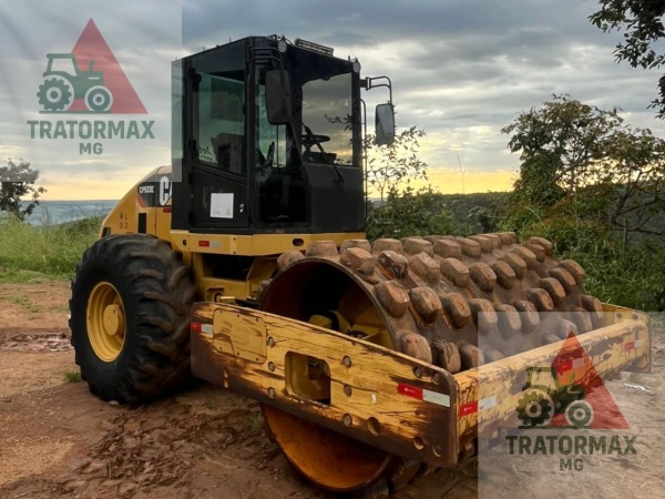 Rolo Compactador Caterpillar CP 533E ano 2010