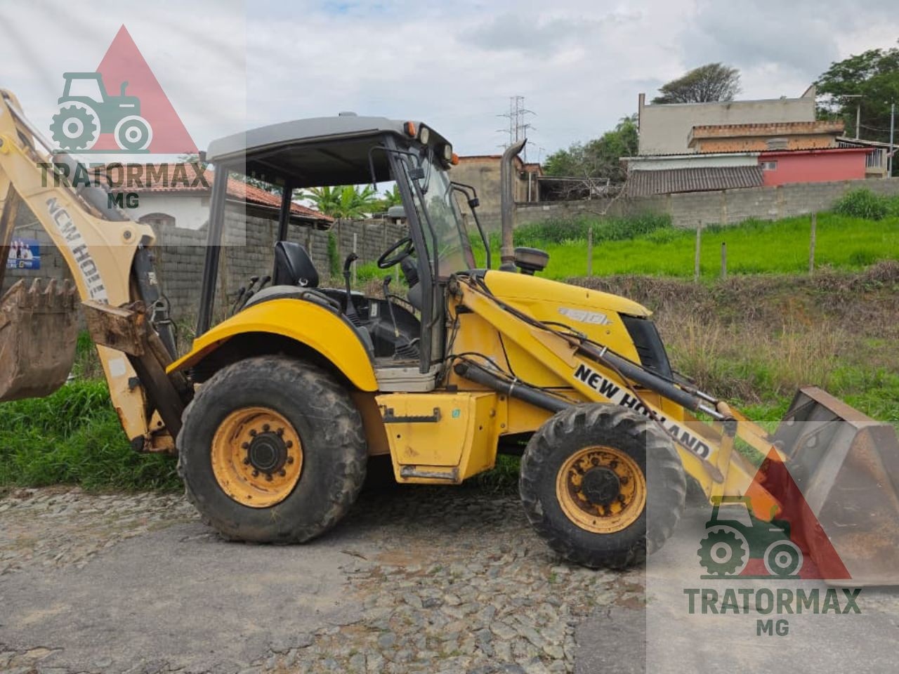 Retroescavadeira New Holland B90B ano 2011