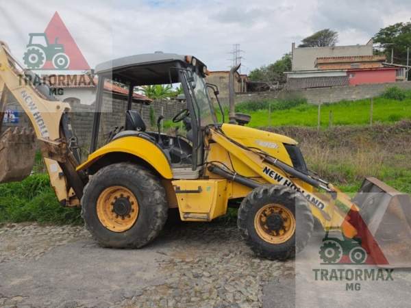 Retroescavadeira New Holland B90B ano 2011
