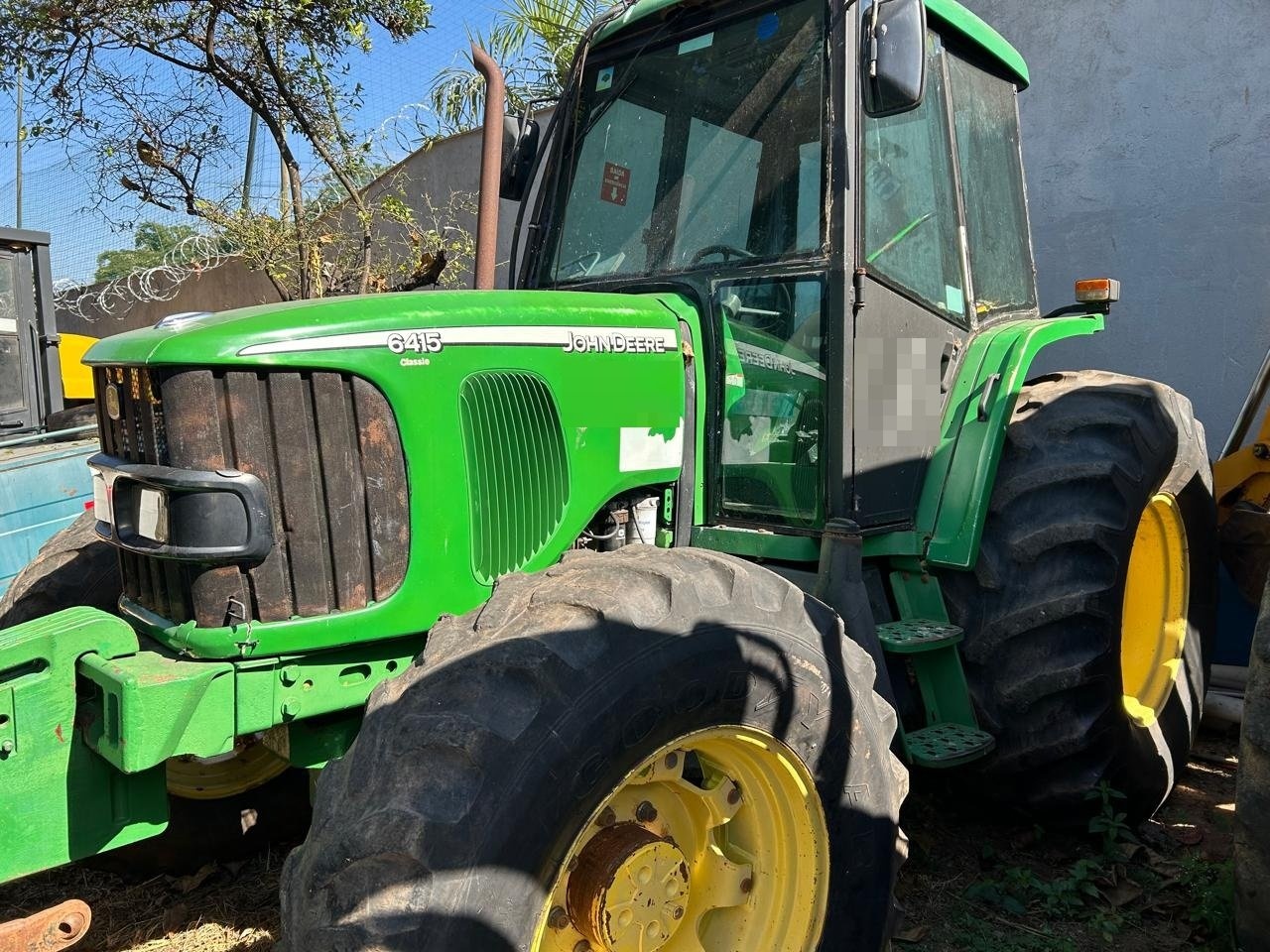 Trator John Deere 6415 ano 2011
