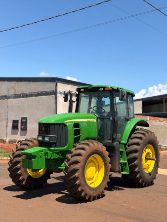 Trator John Deere 6180J ano 2013