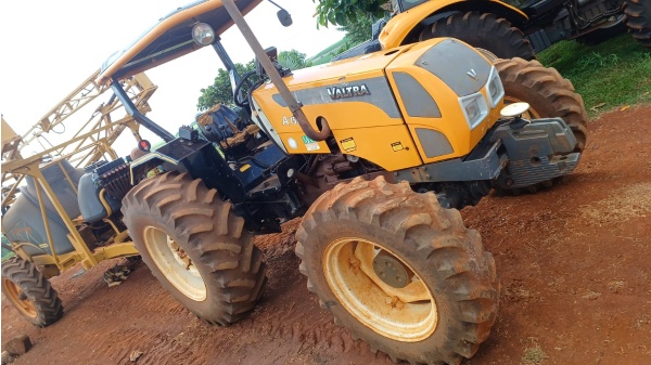 Trator Valtra A750 ano 2011