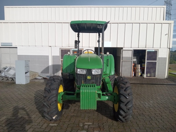 Trator John Deere 5080E ano 2023