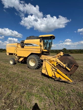 Colheitadeira New Holland TC 57 ano 2004