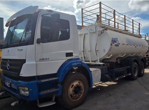 Caminhão Mercedes Benz Axor 2831 6x4 ano 2013
