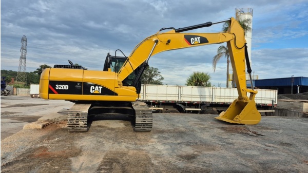 Escavadeira Caterpillar 320D ano 2013