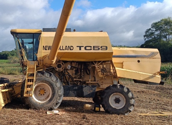 Colheitadeira New Holland TC59 Sojeira ano 2005