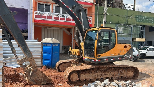 Escavadeira Hyundai R220LC-9 ano 2021