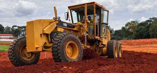 Motoniveladora Caterpillar 140 K ano 2013