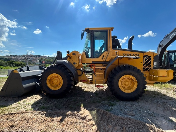 Pá Carregadeira Volvo L120F ano 2023
