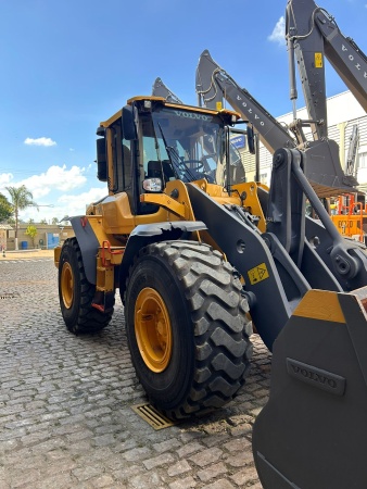 Pá Carregadeira Volvo L120F ano 2023