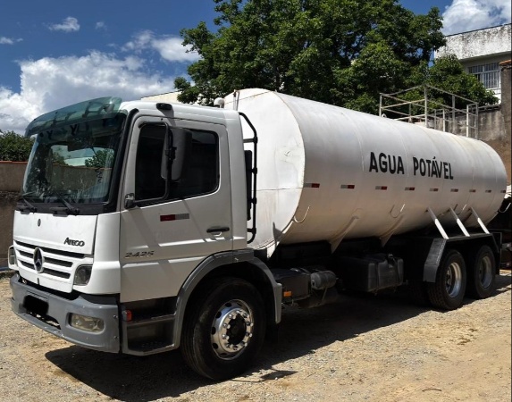 Caminhão Mercedes Benz Atego 2425 ano 2011