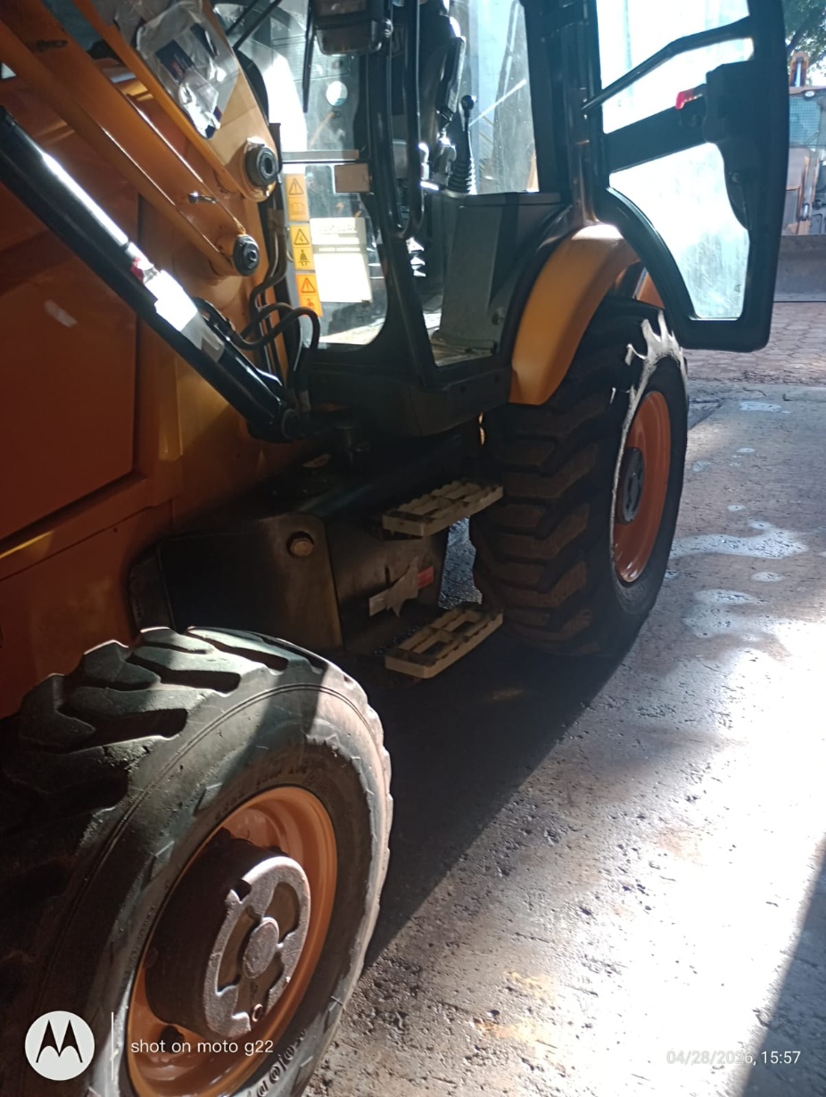 Retroescavadeira JCB 3CX ano 2021