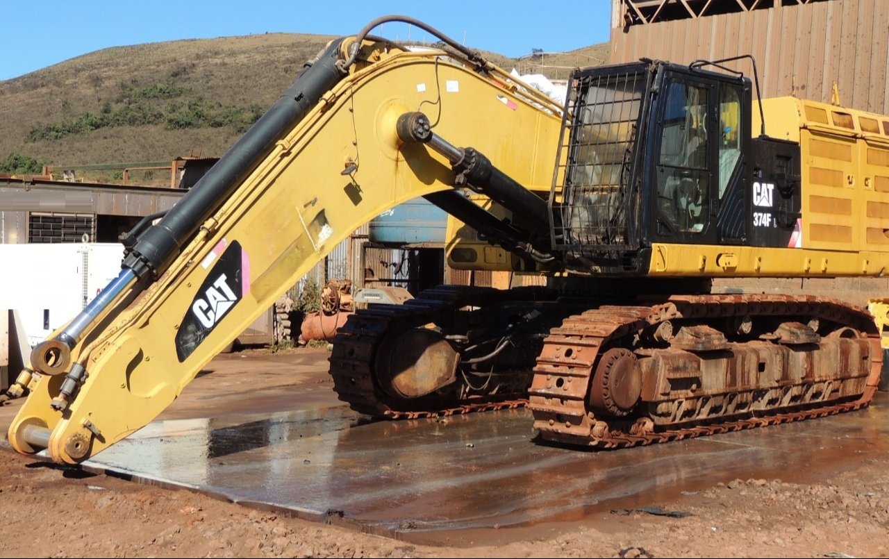 Escavadeira Caterpillar 374DL ano 2019