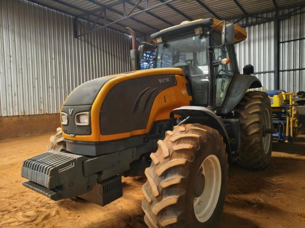 Trator Valtra BT 210 ano 2012 - BT 210 - Máquinas Agrícolas