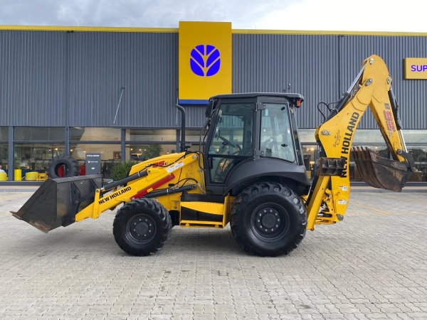 Retroescavadeira New Holland B95C ano 2025