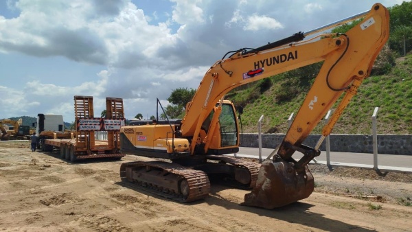 Escavadeira Hyundai R220 ano 2014