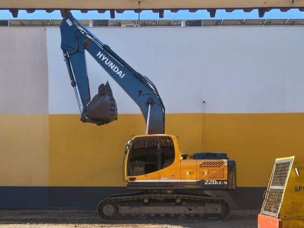Escavadeira Hyundai R220LC-9