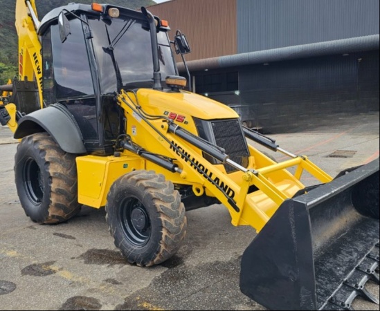 Retroescavadeira New Holland B95B 4x4 ano 2021