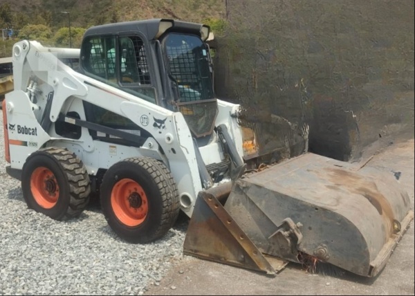 Mini Carregadeira Bobcat S650 ano 2011