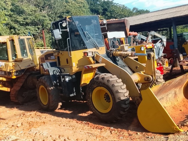 Pá Carregadeira Komatsu WA 200 ano 2009