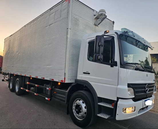 Caminhão Mercedes Benz Atego 2425 ano 2010