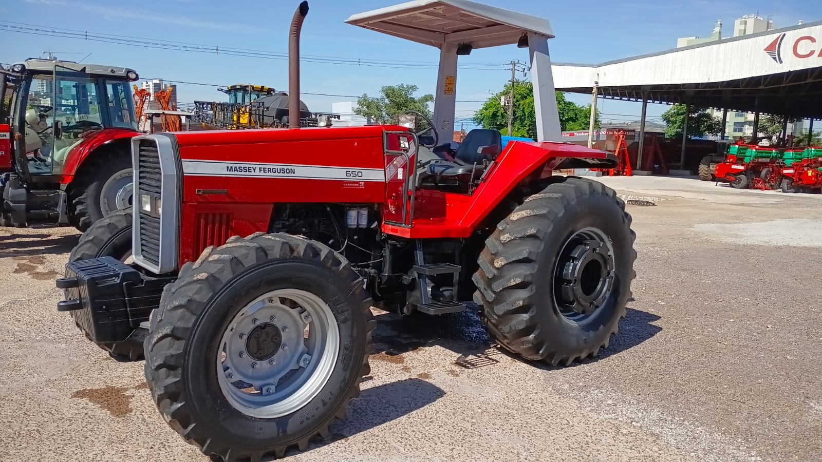 Trator Massey Ferguson MF 650 ano 2001